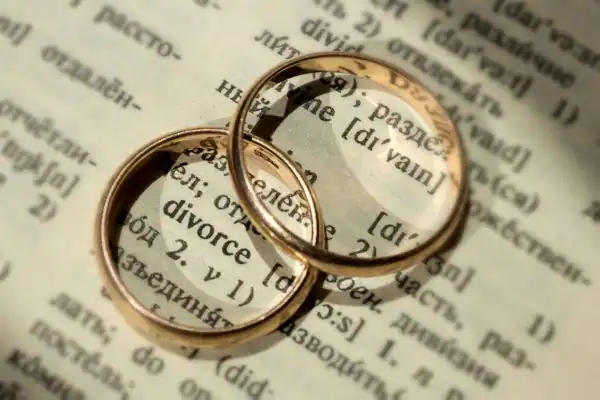 Image of rings removed before divorce mediation Harlow